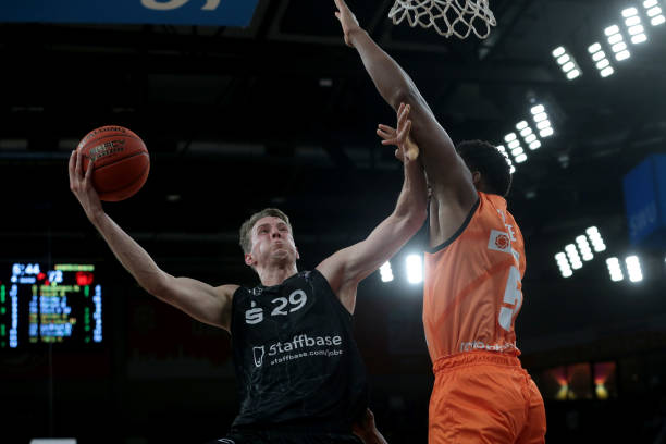 但都承担着 但都承担着